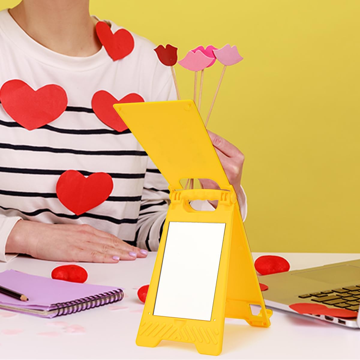 Valentine's Day I Fell For You Desk Sign Yellow Warning Style Table Decor Valentine's Day Gift for Boyfriend Girlfriend Husband Wife Tabletop Cubicle Phone Holder Mirror Stand BST202