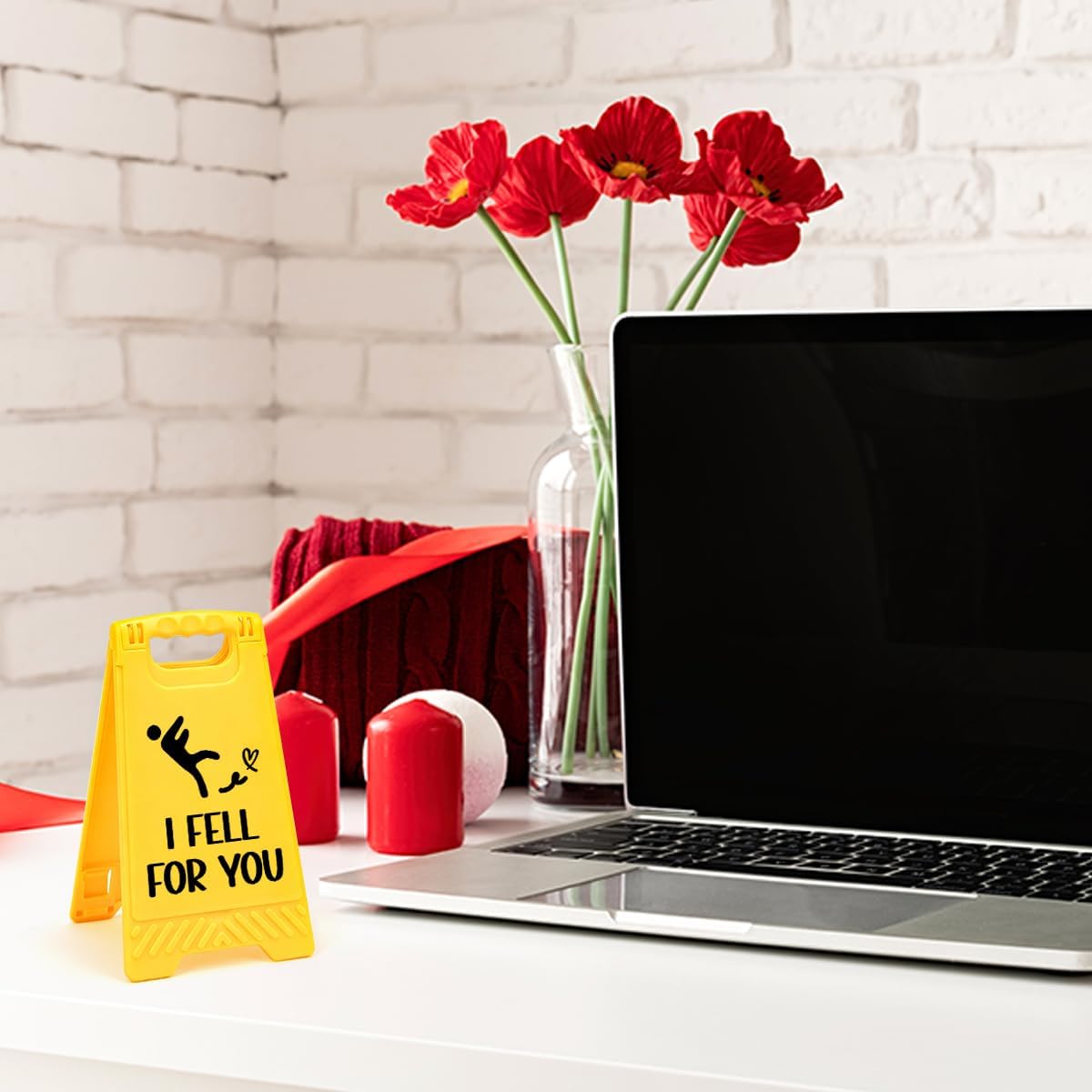 Valentine's Day I Fell For You Desk Sign Yellow Warning Style Table Decor Valentine's Day Gift for Boyfriend Girlfriend Husband Wife Tabletop Cubicle Phone Holder Mirror Stand BST202