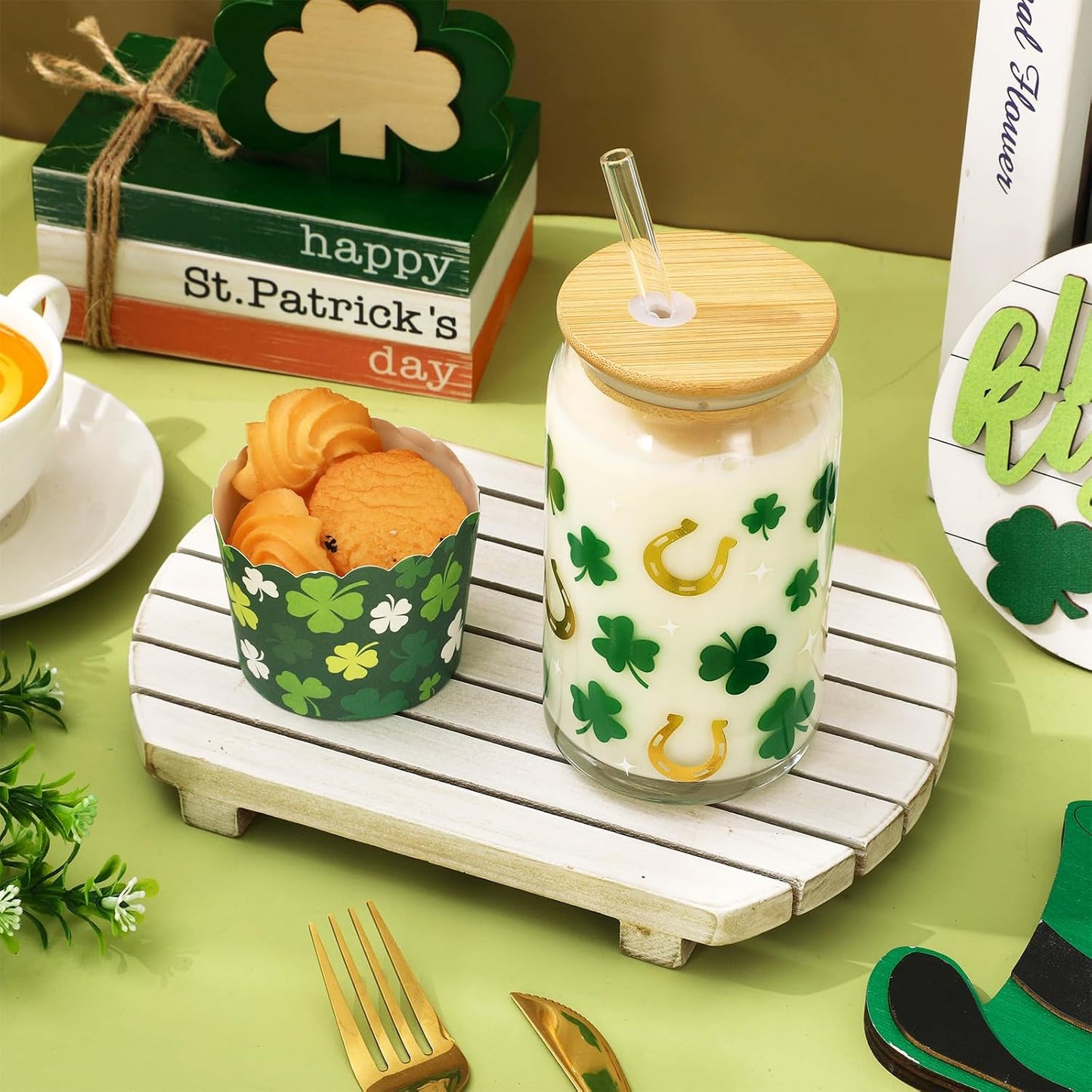 FYSUIMU 2 Pack St. Patrick's Day Drinking Glasses Gold Foil Shamrock Horseshoe Drinking Glasses 16oz Irish Lucky Clover Glass Cup with Lids and Straw for Cocktails Whiskey Beer Soda WN420