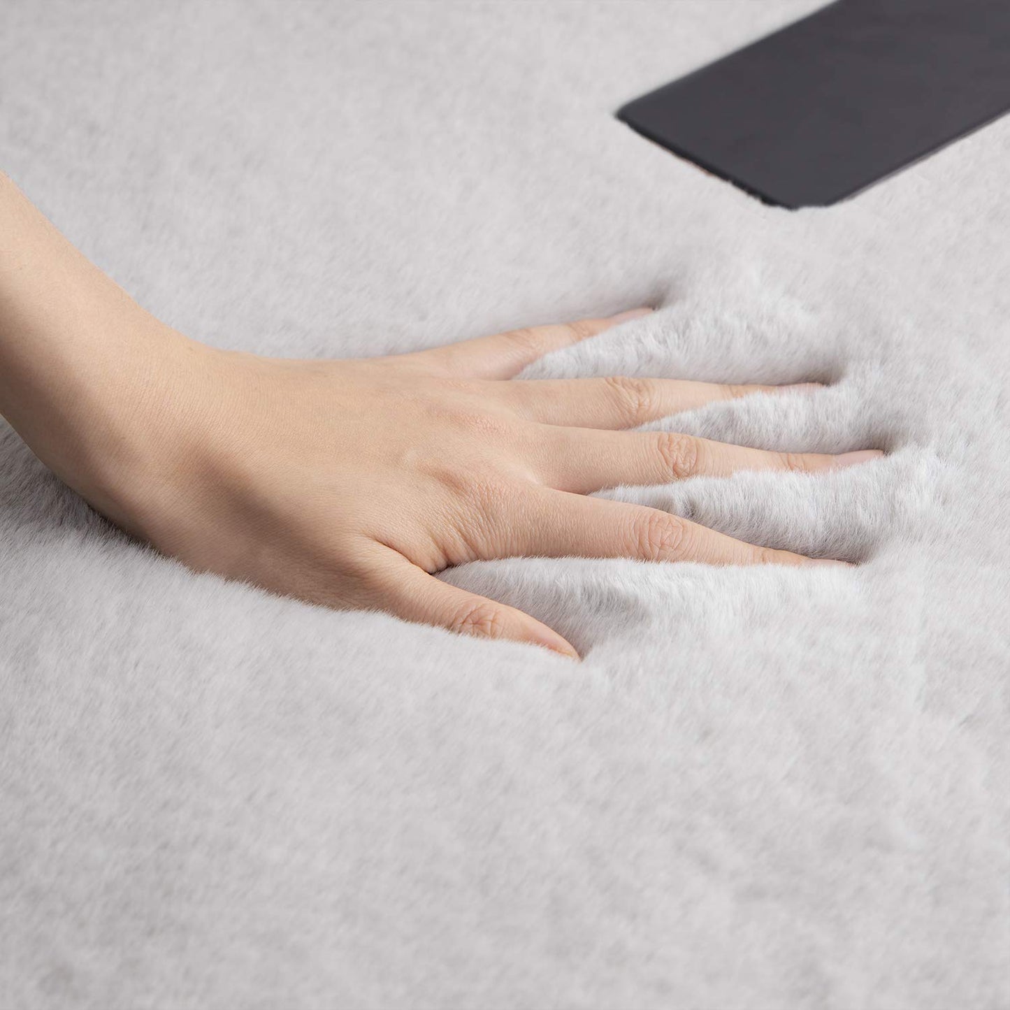 Ashler Faux Fur Rug, Ultra Soft Faux Rabbit Fur, Beige Area Rugs, 3 x 3 Feet Round, Machine Washable Nursery Decor Throw Rugs for Bedroom, Kids Room, Living Room BST326H