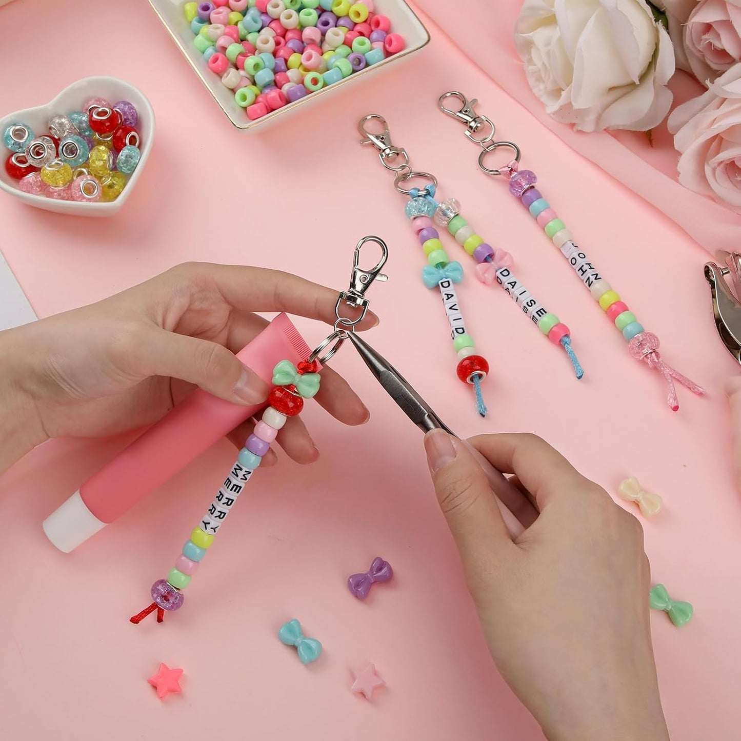 Nosiny 677 Pcs Lip Gloss keychain Making Kit Adjustable Letter Beads String Alphabet Bead Personalized Jewelry Key Ring Portable Holder Charm for DIY Lip Balm Crafts Women Party Accessories BST202