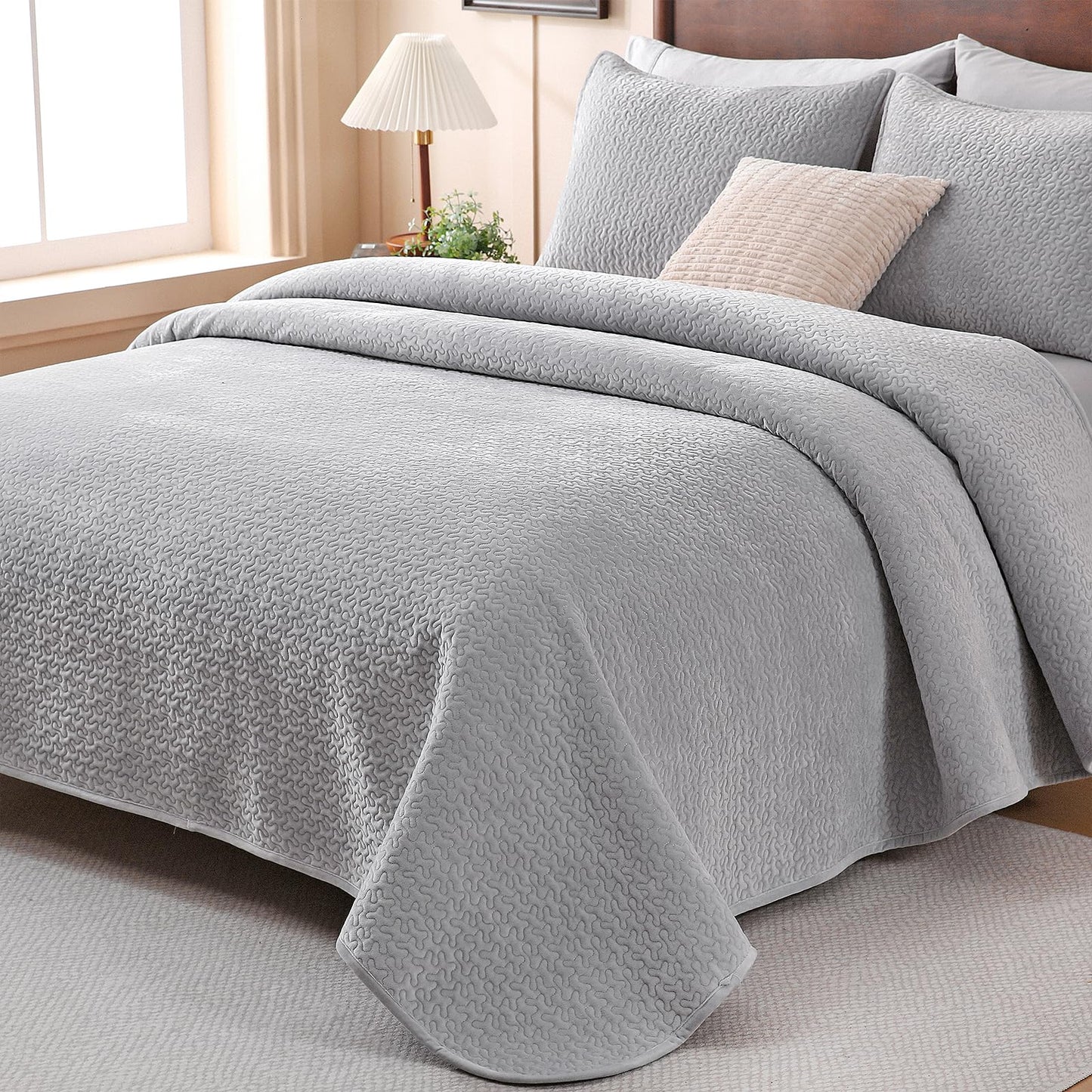 Velvet Quilt Set Queen Size - 3-Piece Lightweight Bedding, Soft Velvet Comforter, Oversized Bedspread Coverlet for All Season, Soft Gray BST326H