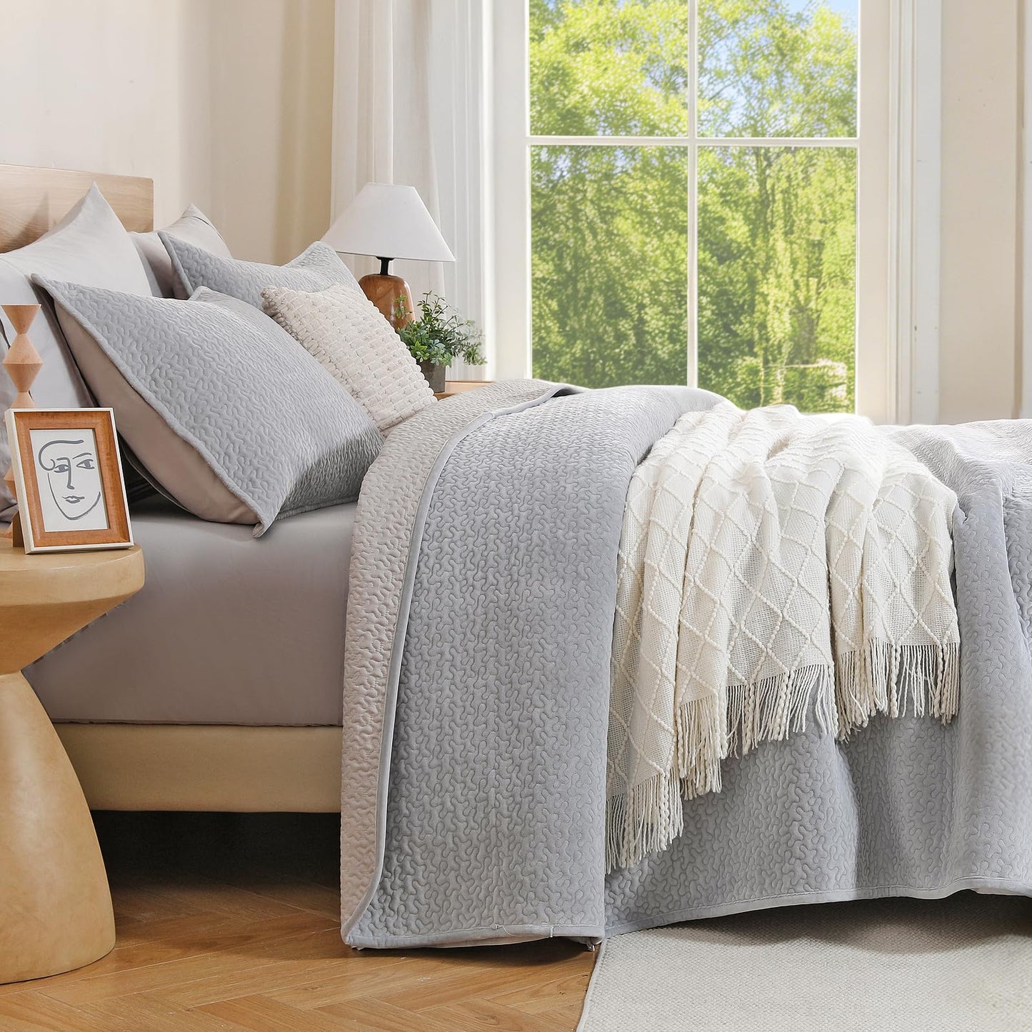 Velvet Quilt Set Queen Size - 3-Piece Lightweight Bedding, Soft Velvet Comforter, Oversized Bedspread Coverlet for All Season, Soft Gray BST326H