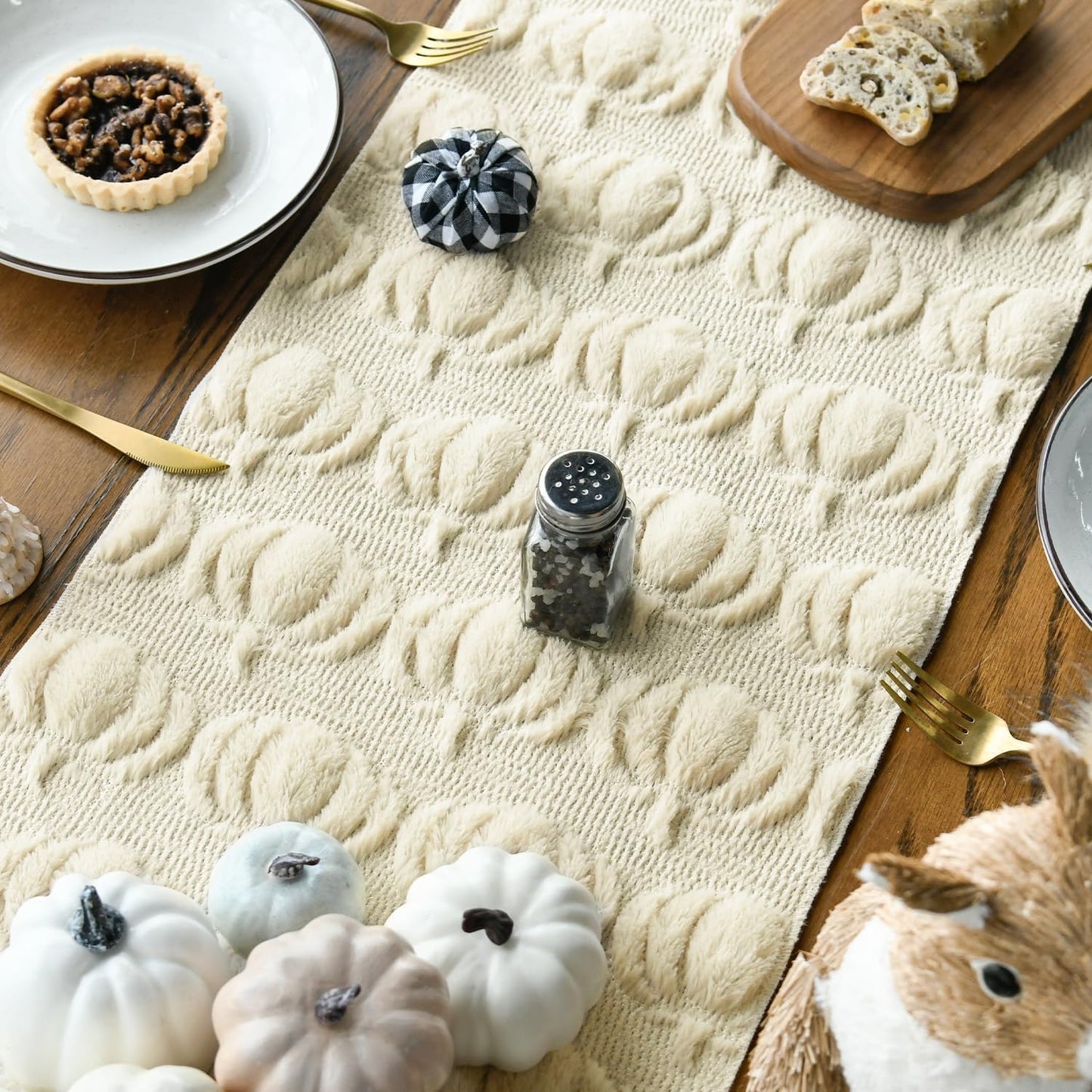 Halloween Pumpkin Table Runner Quilted Plush 3D Table Runners Fall Autumn Ivory Halloween Runners for Tables Kitchen Dining Decorations Party Supplies 13x37 Inch WN420