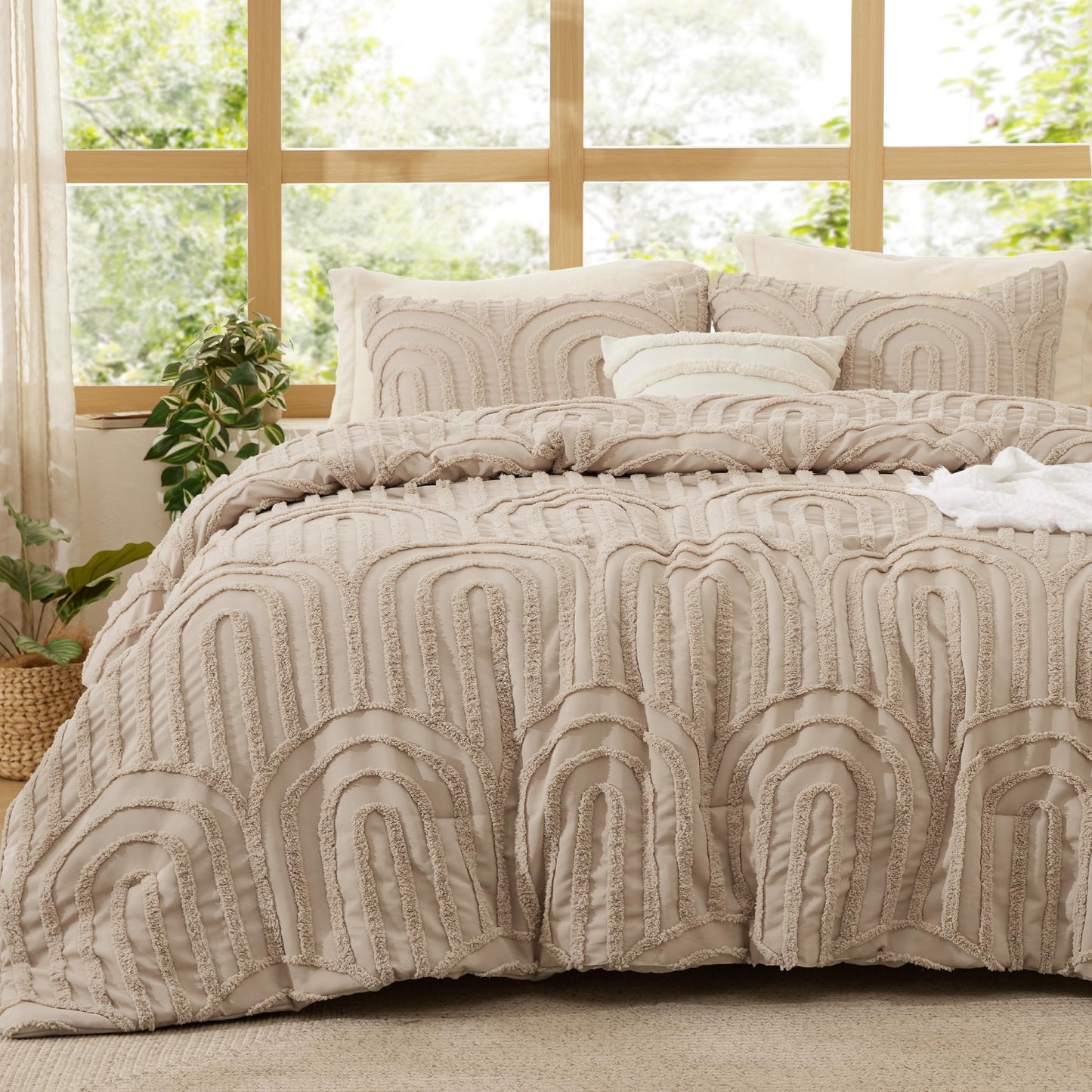 Bedsure Tufted Rose Pink King Comforter Set, GentleSoft™ 3 Pieces Bow Cute Bedding Pink Room Decor, Gifts for Girls Teens Women, All Seasons, 1 Bed Comforter, 2 Pillow Shams, 104x90 Inches DD1210