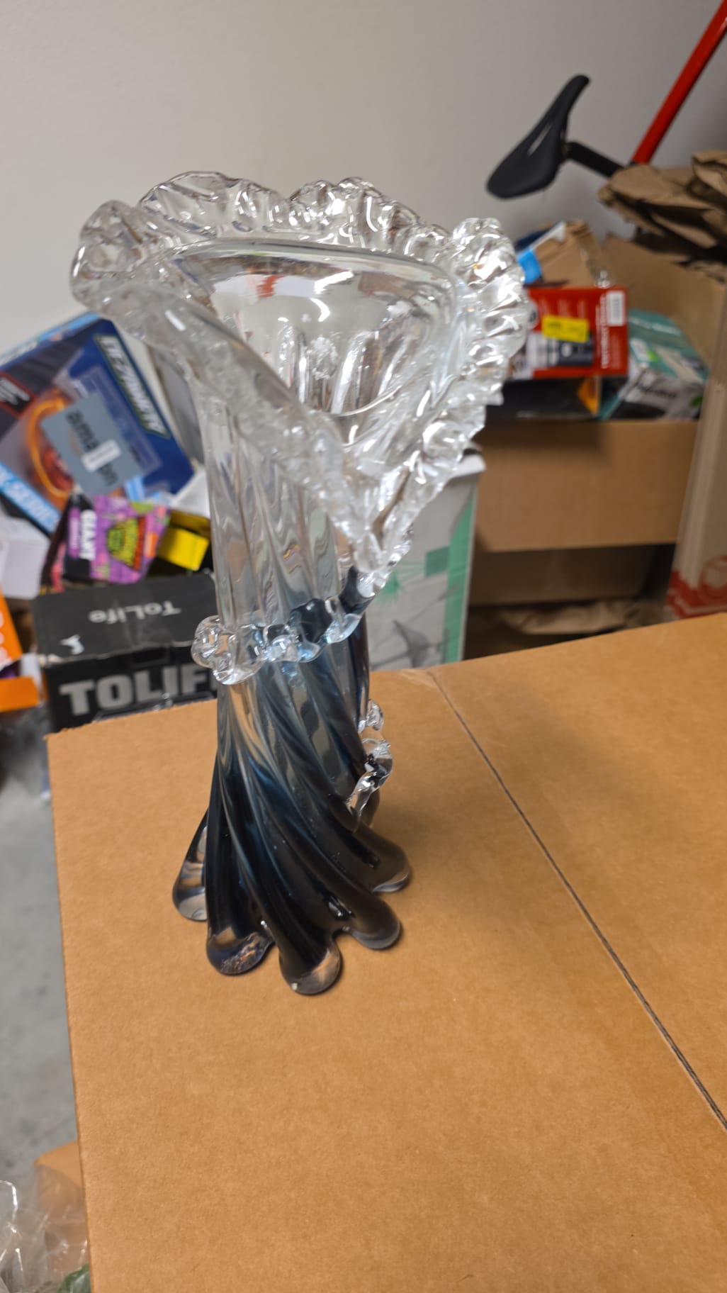 Blue White Clear Wave Vases Gradient 101